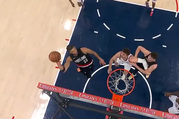 亚博体育平台-卡马拉空中摘板抡臂砸扣可惜扣飞，开拓者还领先快船10分